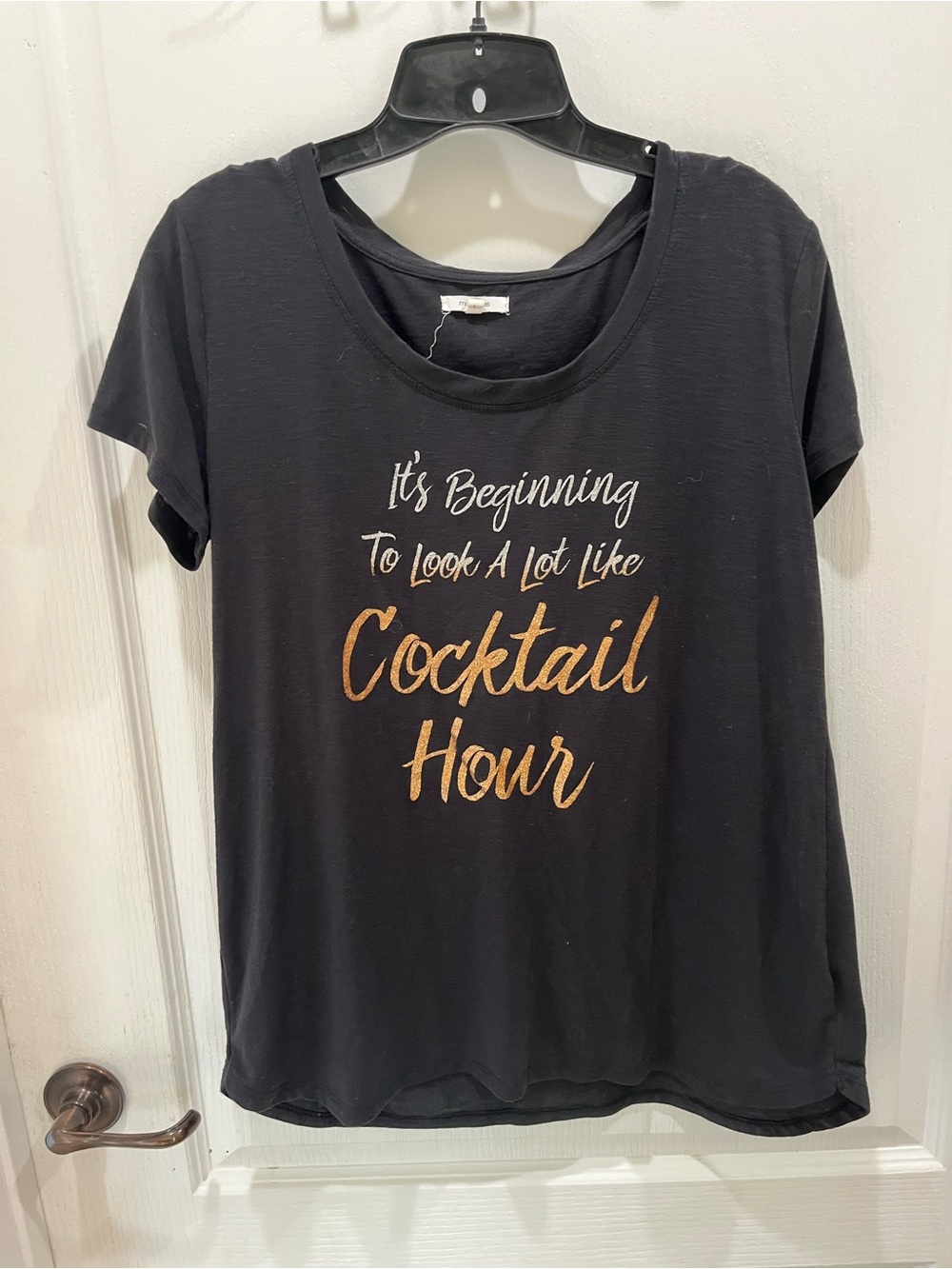 It’s beginning to look a lot like Cocktail Hour Graphic T-shirt Black L Large